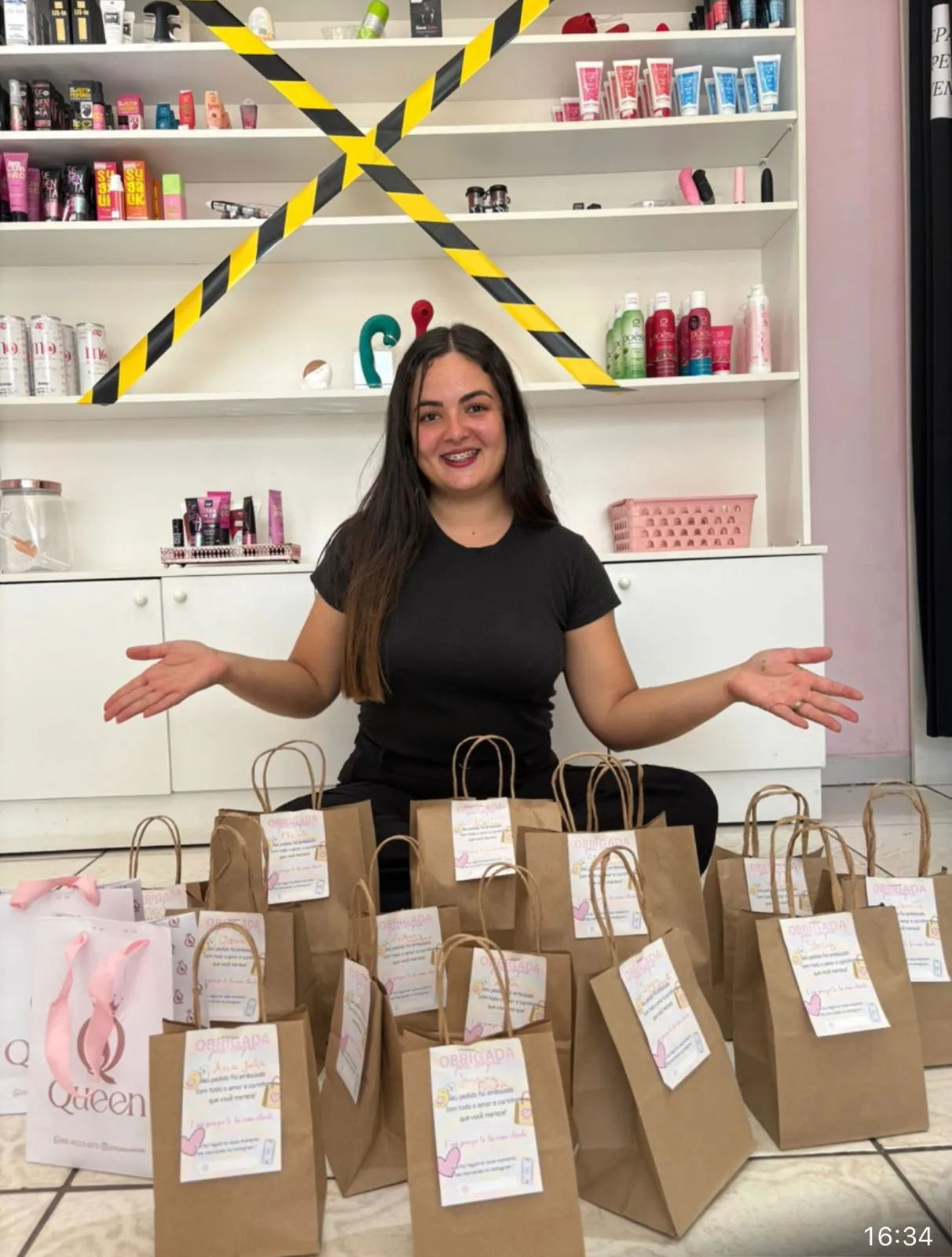 Loja lotada de pedidos prontos para entrega